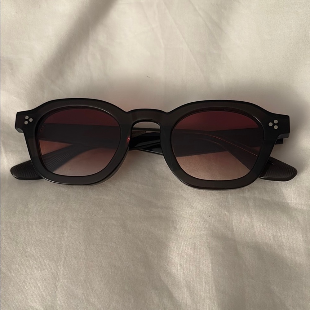 Black Round-Edge Women's Sunglasses with Gradient Lenses